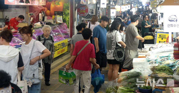 [전주=뉴시스] 김얼 기자 = 추석 연휴를 이틀 앞둔 22일 전북 전주시 전주모래내시장을 찾은 시민들이 장을 보고 있다. 2026.09.22. pmkeul@newsis.com