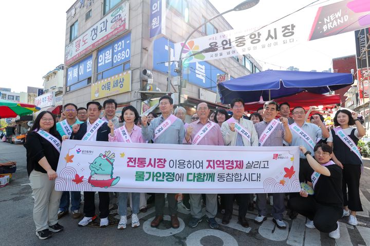 [용인=뉴시스] 22일 용인중앙시장에서 이상일 시장이 시·상인회 관계자들과 전통 시장 이용 캠페인을 하고 있다. (사진=용인시 제공) 2026.09.22. photo@newsis.com *재판매 및 DB 금지