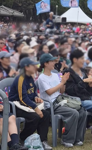 [서울=뉴시스] 유리가 '전국노래자랑' 무대를 즐기는 모습이다.  (사진= 전국노래자랑 SNS 캡처) 2026.09.22. photo@newsis.com *재판매 및 DB 금지