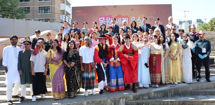 [대전=뉴시스] 세계음식문화축제 기념촬영. (사진=목원대 제공) 2026.09.22. photo@newsis.com *재판매 및 DB 금지