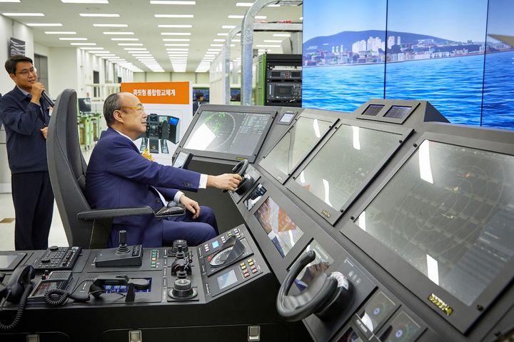 [서울=뉴시스] 김승연 한화그룹 회장이 22일 한화시스템 구미사업장을 방문해 콕핏(Cockpit)형 통합함교체계(IBS) 운영 시연을 하고 있는 모습. (사진=힌화그룹 제공) 2026.09.22 photo@newsis.com *재판매 및 DB 금지