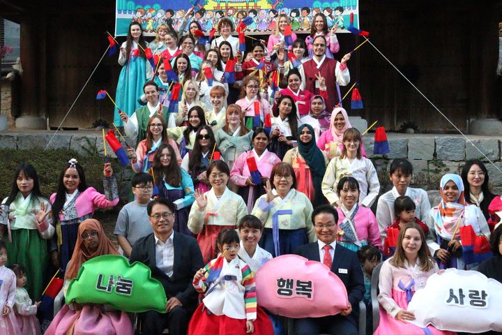 [대구=뉴시스] 달서구성서종합사회복지관은 복지관 나눔 홍보대사와 함께하는 달서구 이주민 행복한 명절 보내기 '달빛이 좋다'를 개최했다. (사진=달서구성서종합사회복지관 제공) 2026.09.22. photo@newsis.com *재판매 및 DB 금지