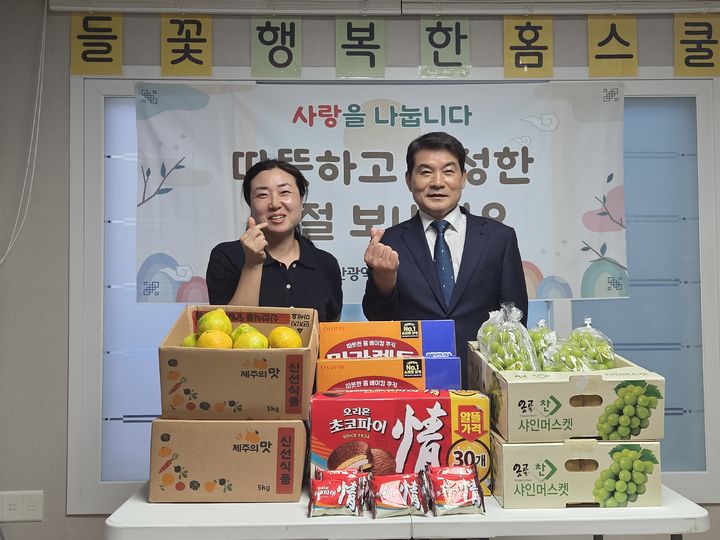 [울산=뉴시스] 울산 강북교육지원청 한성기 교육장이 21일 들꽃행복한홈스쿨 지역아동센터를 방문해 위문품을 전달하고 기념사진을 찍고있다. (사진=울산시교육청 제공) photo@newsis.com *재판매 및 DB 금지