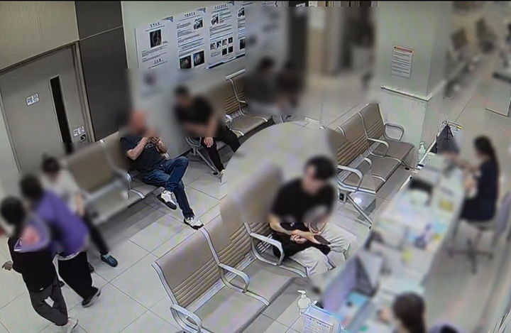 [원주=뉴시스] 원주경찰서 단계지구대 소속 문지훈 경장(가운데)의 보이스피싱 정황 포착 장면. (사진= 강원경찰청 제공) 2026.09.22. photo@newsis.com *재판매 및 DB 금지