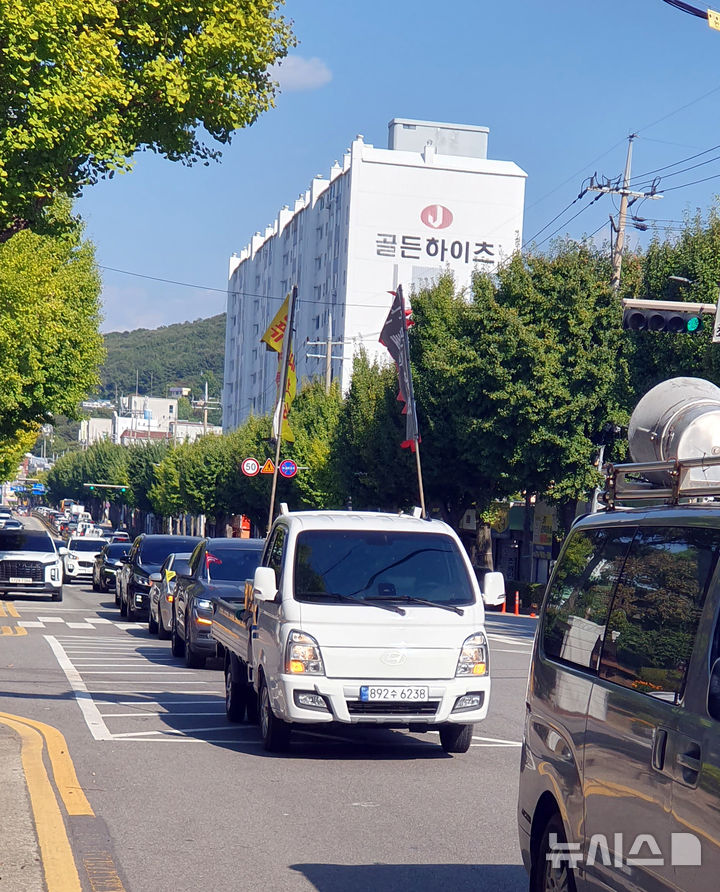 [목포=뉴시스]박상수 기자 = 서남권 의대 비상대책위원회가 22일 오후 주최한 국립의대 심사자료 공개와 공정한 재검증을 촉구하는 차량 행렬이 목포시청 앞은 지나가고 있다. 2026.09.22. parkss@newsis.com