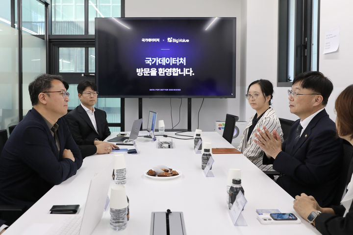 [서울=뉴시스] 안형준 국가데이터처장은 22일 서울 성동구 데이터 기술기업 백밸류를 방문해 인공지능(AI)을 활용한 행정 혁신을 위해 데이터 표준과 품질 관리체계를 강화하겠다고 밝혔다. (사진 = 데이터처 제공) 2026.09.22.&nbsp; *재판매 및 DB 금지