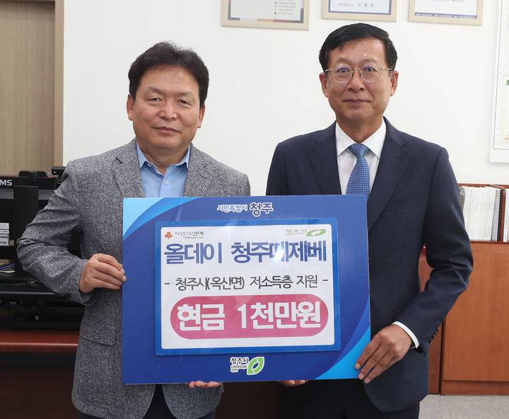 올데이 청주떼제베골프장의 이웃돕기 성금 기탁식. (왼쪽부터) 신병대 청주부시장, 최창호 올데이 청주떼제베골프장 대표. (사진=청주시 제공) *재판매 및 DB 금지