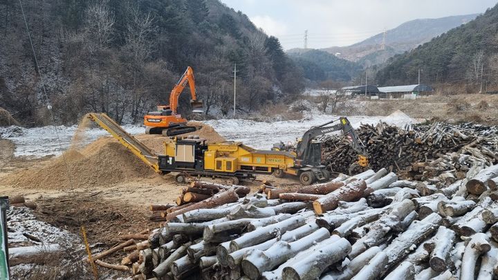병해충 피해목 분쇄작업. (사진=가평군 제공) photo@newsis.com *재판매 및 DB 금지