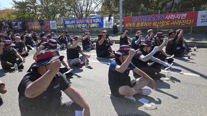 [부산=뉴시스] 22일 오후 부산신항삼거리에서 부산항 환적화물을 운송하는 화물노동자 300여명이 운임 인상과 생존권 보장을 요구하며 24시간 경고파업에 돌입했다. (사진=민주노총 공공운수노조 화물연대본부 부산지역본부 제공) 2026.09.22 photo@newsis.com *재판매 및 DB 금지