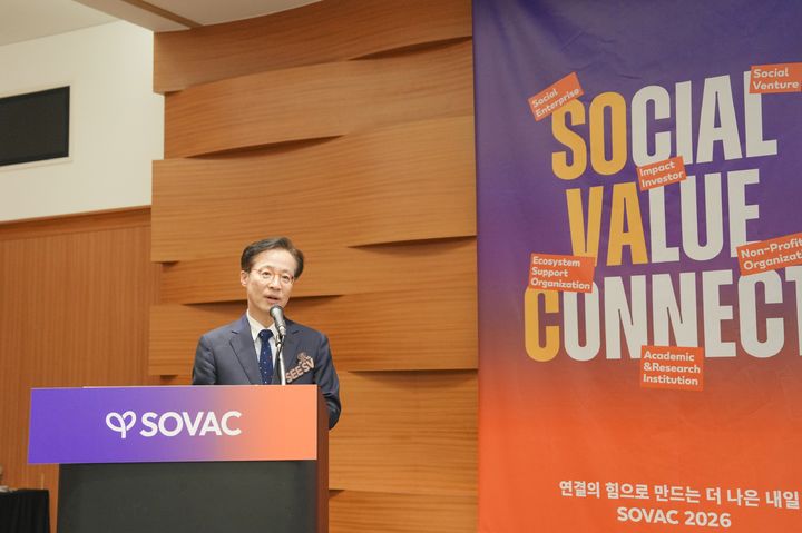 [서울=뉴시스] 사회적가치연구원 나석권 대표이사가 22일 ‘2026 대한민국 사회적가치 페스타’에서 AI 기반 CSR 측정·평가 플랫폼 ‘SEE SV’를 소개하며 인사말을 하고 있다. (사진=사회적가치연구원 제공) photo@newsis.com *재판매 및 DB 금지