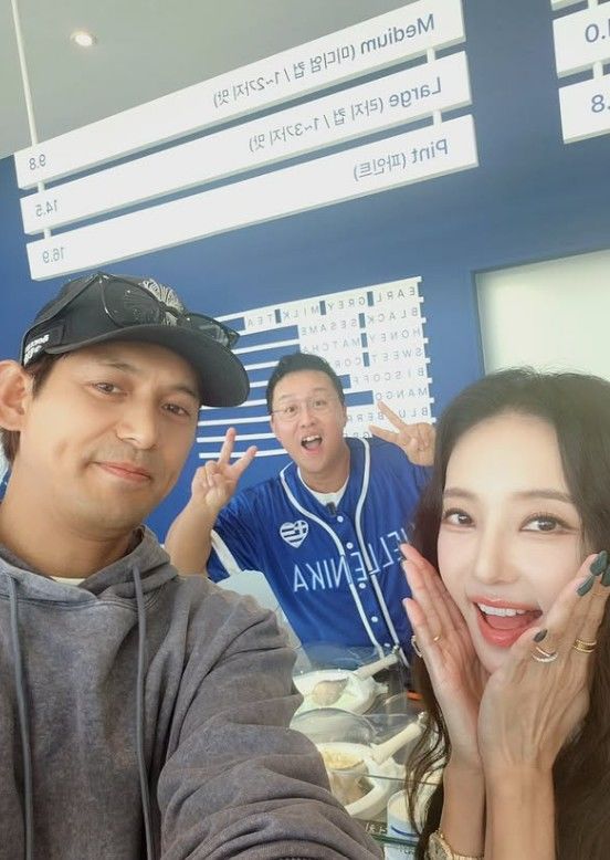 [서울=뉴시스] 한채영·오지호·정준하가 함께 셀카를 찍는 모습이다. (사진= 한채영 SNS 캡처) 2026.09.22. photo@newsis.com *재판매 및 DB 금지
