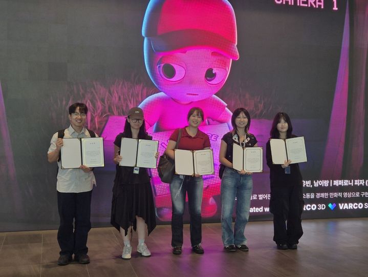 [서울=뉴시스] (왼쪽부터) 이승빈·이다현·남이랑·조유빈·정다은 등 국민대 학생들이 NC AI 사옥 미디어월 앞에서 수료증을 들고 기념 촬영을 하고 있다. (사진=국민대 제공) 2026.09.22. photo@newsis.com *재판매 및 DB 금지