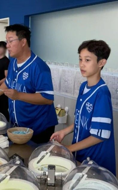 [서울=뉴시스] 정준하 아들 정로하가 매장 일을 돕는 모습이다. (사진= 온라인 커뮤니티 캡처) 2026.09.22. photo@newsis.com *재판매 및 DB 금지