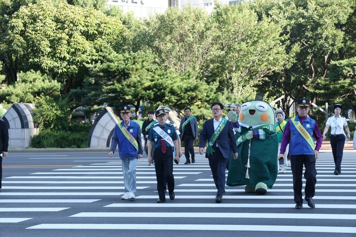 [대구=뉴시스] 대구시 수성구는 수성경찰서와 함께 추석 귀성·귀경길 사고 예방을 위한 교통안전 캠페인을 진행했다. (사진 = 대구시 수성구 제공) 2026.09.22. photo@newsis.com *재판매 및 DB 금지