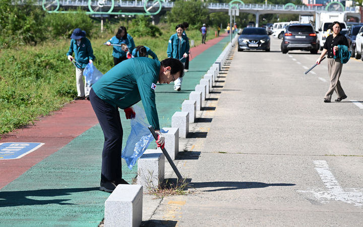 [거창=뉴시스] 거창군, 민관이 함께하는 추석맞이 국토대청결운동 (사진=거창군 제공) 2026. 09. 22. photo@newsis.com *재판매 및 DB 금지