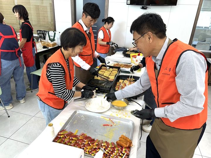 [평창=뉴시스] 평창읍지역사회보장협의체, 추석명절 음식 나눔 행사. (사진=평창군 제공) 2026.09.22. photo@newsis.com *재판매 및 DB 금지