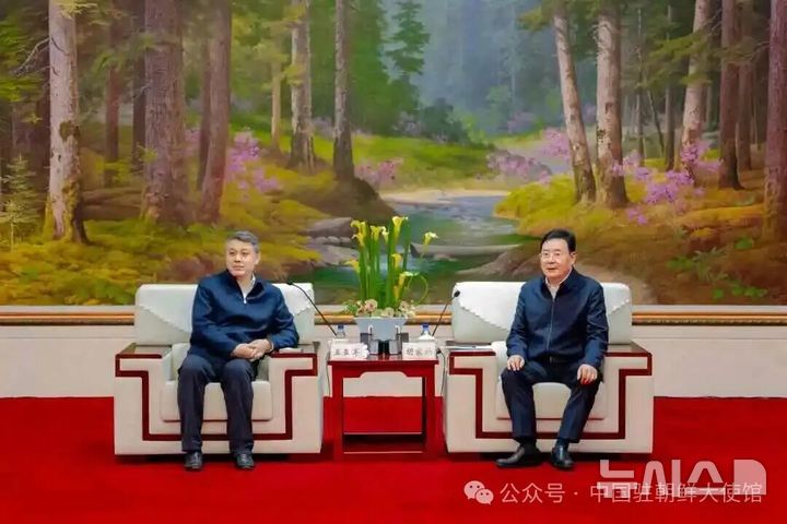 [베이징=뉴시스] 왕야쥔 주북한 중국대사는 21일 지린성 옌볜(延邊·연변)조선족자치주 옌지(延吉·연길)를 방문해 후자푸 옌볜 당서기와 만났다고 주북 중국대사관이 22일 밝혔다.(사진=주북한 중국대사관 위챗 계정 갈무리) 2026.09.22 photo@newsis.com