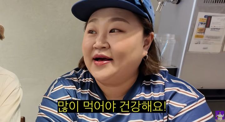 [서울=뉴시스]홍윤화가 김숙의 유튜브 채널에 출연해 다양한 음식 먹방을 선보였다. (사진=유튜브 '김숙티비' 캡처) 2026.09.22