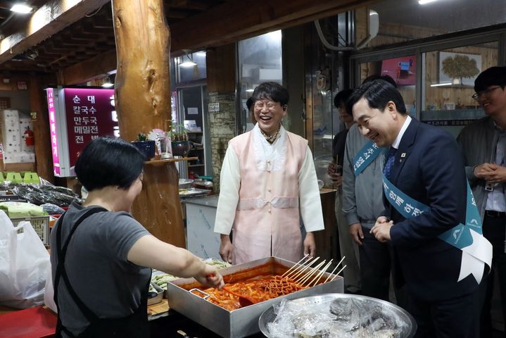 김도균 강원랜드 대표이사는 추석을 앞두고 22일 정선 사북시장을 방문해 장보기 행사를 진행하고 있다.(사진=강원랜드 제공) *재판매 및 DB 금지