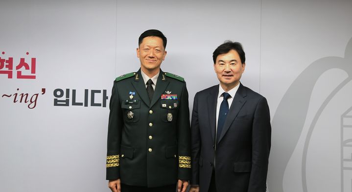 [서울=뉴시스] 민재홍 덕성여대 총장과 최훈 육군 장관이 간담회에서 기념 촬영을 하고 있다.(사진=덕성여대 제공) 2026.09.22. photo@newsis.com *재판매 및 DB 금지