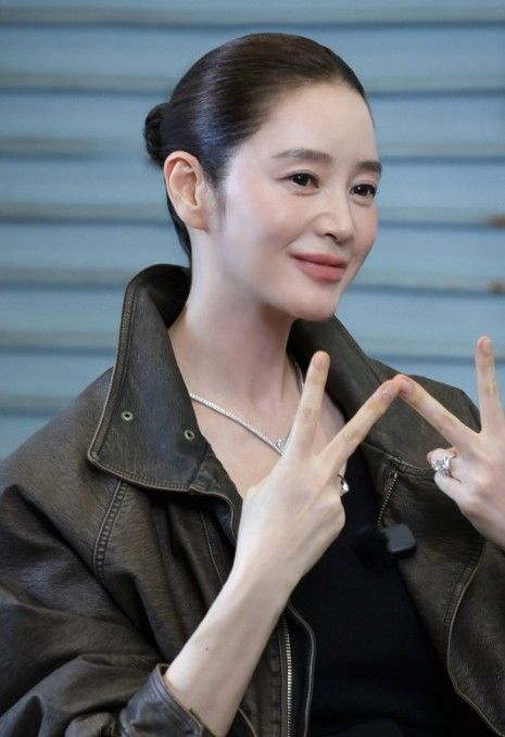 [서울=뉴시스] 김혜수가 올백 헤어스타일도 소화한 모습이다. (사진= 김혜수 SNS 캡처) 2026.09.22. photo@newsis.com *재판매 및 DB 금지