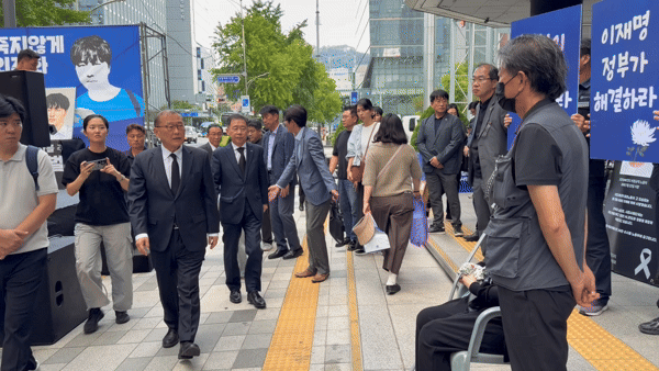 [서울=뉴시스] 정몽원 HL그룹 회장이 22일 서울 중구 서울고용노동청 앞에 마련된 HL만도 평택공장 청년 비정규직 고 김승모 씨 빈소를 조문한 뒤 유족에게 사과하고 있다. 2026.09.22. photo@newsis.com