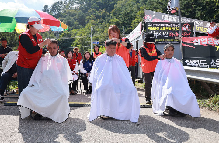 22일 태백스마트축산단지 반대 삼척범시민공동대책위원회는 태백과 삼척 경계인 건의령 정상에 집결해 ‘태백 스마트축산단지 반대' 집회에서 삭발식을 진행하고 있다.(사진=범대위 제공) *재판매 및 DB 금지