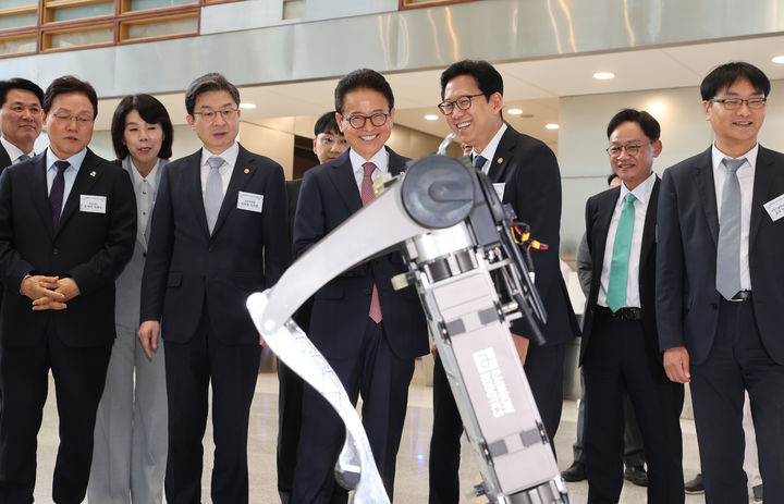 [안동=뉴시스] 이철우 경북지사가 22일 한국산업은행 본점에서 열린 '피지컬 AI 지역거점 발전 포럼' 후 피지컬 AI 체험존을 둘러보고 있다. (사진=경북도 제공) 2026.09.22. photo@newsis.com *재판매 및 DB 금지