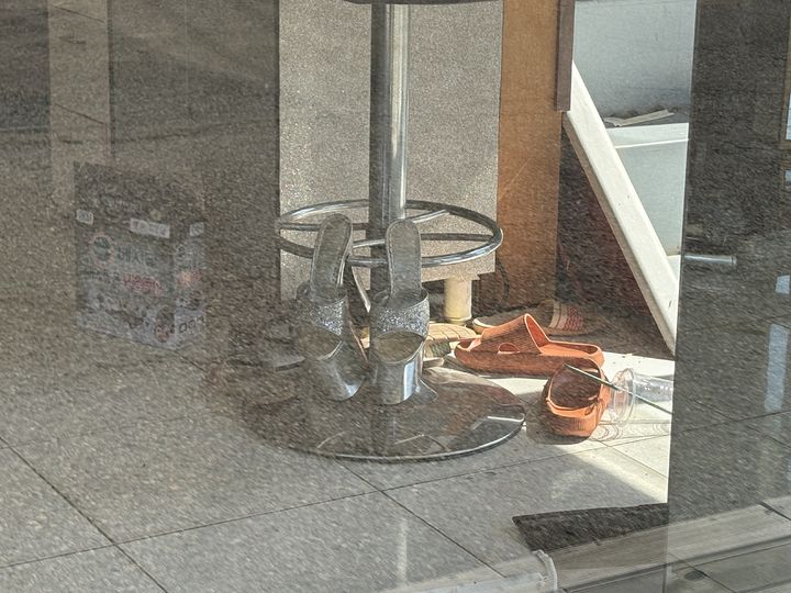 [파쥬=뉴시스] 고해람, 나지현 인턴기자 = 철거된 대추벌 성매매 업소 안에 기존 종사자 것으로 보이는 구두가 놓여 있다. 2026.09.22. *재판매 및 DB 금지