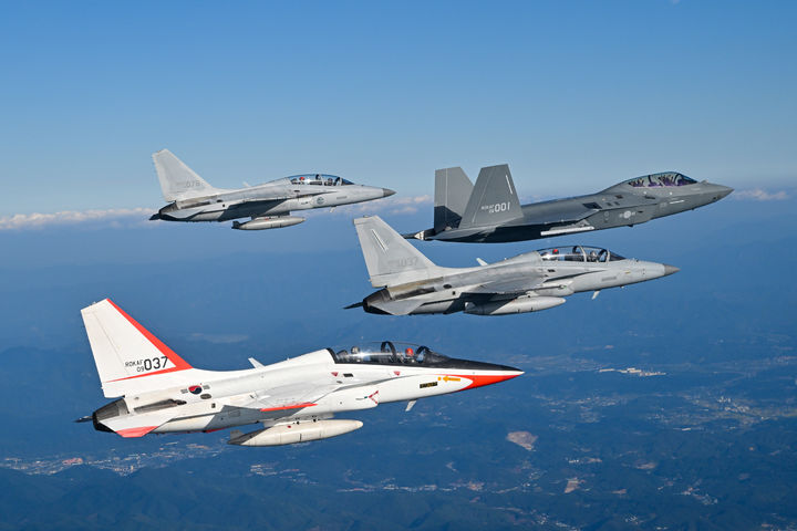 [서울=뉴시스] KF-21 001호기가 9월 22일(화) FA-50, TA-50, T-50 등 국산항공기들의 환영을 받으며 예천기지로 향하고 있다. 앞에서부터 T-50, FA-50, KF-21, TA-50. (사진=공군 제공) 2026.09.22. photo@newsis.com *재판매 및 DB 금지