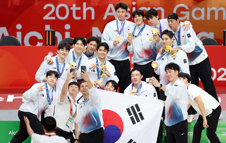 [나고야(일본)=뉴시스] 황준선 기자 = 20일 오후(현지 시간) 일본 아이치현 나고야시 아이치 인터내셔널 아레나에서 열린 2026 아이치·나고야 아시안게임 남자 농구 시상식에서 금메달을 획득한 한국 니콜라스 마줄스 감독을 비롯한 선수들이 기념촬영을 하고 있다. 2026.09.20. hwang@newsis.com *재판매 및 DB 금지