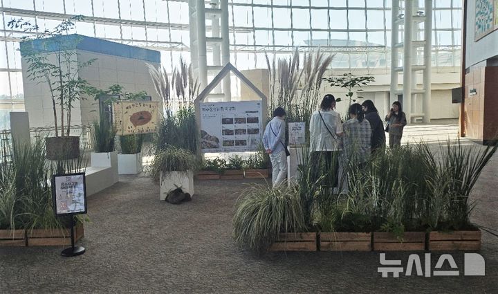 [제주=뉴시스] 지난 9일부터 11일까지 제주 서귀포시 제주국제컨벤션센터에서 열린 '2026 제주국제환경포럼주간' 행사장에 마련된 제주정원문화박람회 홍보부스에서 지도와 안내 자료를 비치해 민간정원을 함께 알렸다. (사진=제주도 제공) 2026.09.23. photo@newsis.com