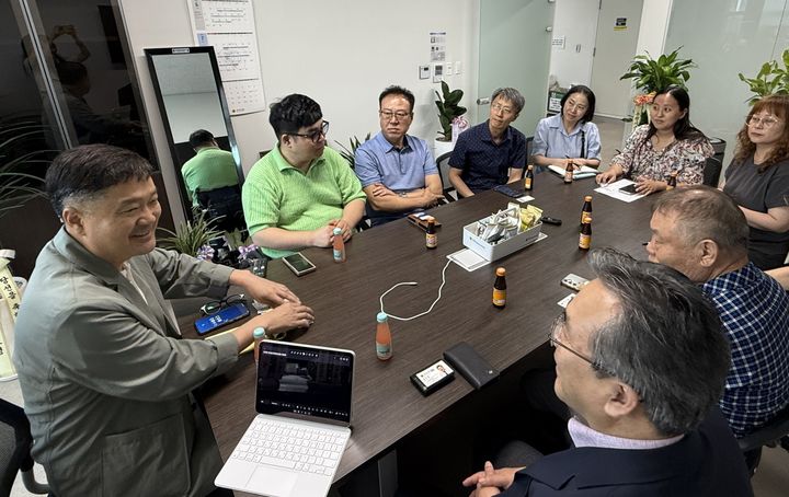 [수원=뉴시스] 황수영 경기도의회 의원이 지난 8월12일 경기도의회에서 장애인 평생교육 관계자들과 간담회를 하고 있다. (사진=경기도의회 제공) 2026.09.26. photo@newsis.com *재판매 및 DB 금지
