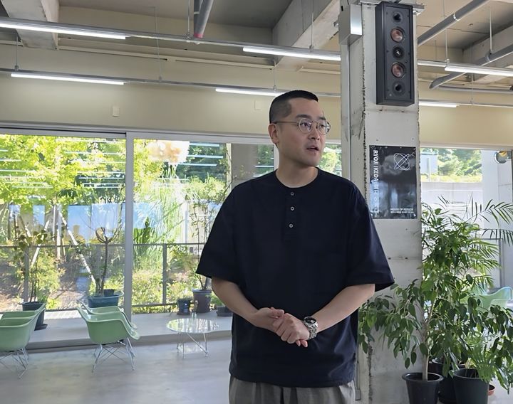 [제주=뉴시스] 박현주 미술전문 기자 = 임대범 최고커뮤니케이션책임자(CCO)가 22일 료지 이케다 개인전이 열리는 제주 애월 복합문화공간 하우스오브레퓨즈에 대해 설명하고 있다. 2026.09.22. hyun@newsis.com *재판매 및 DB 금지