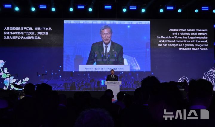 [베이징=뉴시스] 박정규 특파원= 노재헌 주중국대사가 22일 오후 베이징 차오양구의 대사관저에서 개최한 '2026년 대한민국 제4358주년 개천절 및 제78주년 국군의날 기념 리셉션'에서 환영사를 하고 있다. 2026.09.22 pjk76@newsis.com