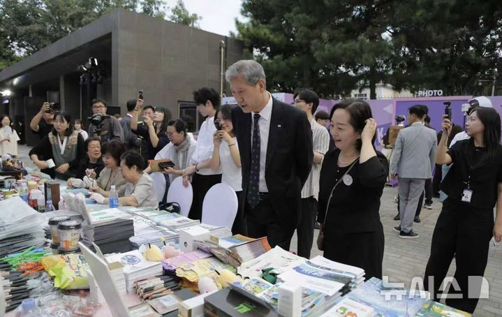 [베이징=뉴시스] 노재헌 주중국대사가 22일 오후 베이징 차오양구의 대사관저에서 개최한 '2026년 대한민국 제4358주년 개천절 및 제78주년 국군의날 기념 리셉션'에서 홍보 부스를 둘러보고 있다.(사진=주중국대사관 제공) 2026.09.22 photo@newsis.com