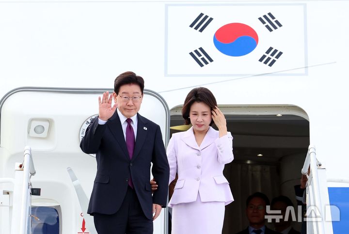 [뉴욕=뉴시스] 김진아 기자 = 유엔 총회 참석차 뉴욕을 방문하는 이재명 대통령과 김혜경 여사가 21일(현지 시간) 미국 뉴욕 JFK 국제공항에 도착해 인사를 하고 있다. 2026.09.22. bluesoda@newsis.com