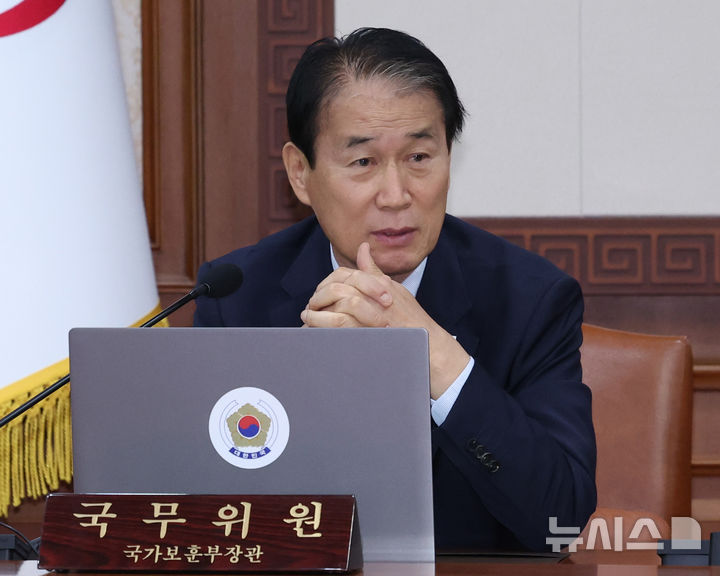[서울=뉴시스] 조수정 기자 = 권오을 국가보훈부 장관이 22일 오전 서울 종로구 정부서울청사에서 열린 국무회의에 참석하고 있다. 2026.09.22. chocrystal@newsis.com
