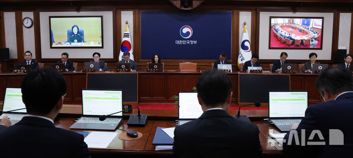 [서울=뉴시스] 조수정 기자 = 윤호중 행정안전부장관, 김정관 산업통상부 장관 등 국무위원들이 22일 오전 서울 종로구 정부서울청사에서 열린 국무회의에 참석하고 있다. 2026.09.22. chocrystal@newsis.com