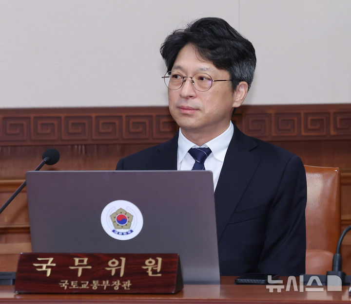 [서울=뉴시스] 조수정 기자 = 국토교통부 장관 취임을 앞둔 홍지선 국토교통부 2차관이 22일 오전 서울 종로구 정부서울청사에서 열린 국무회의에 참석하고 있다. 2026.09.22. chocrystal@newsis.com