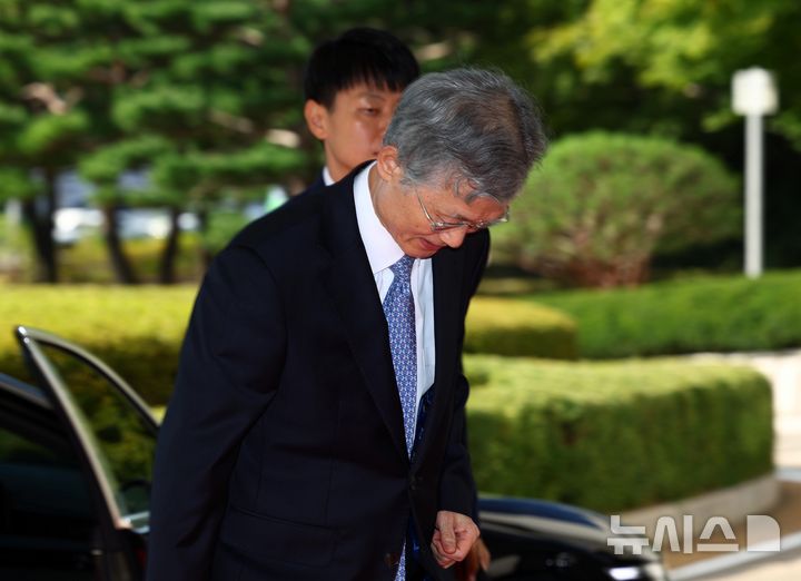 [서울=뉴시스] 전신 기자 = 조희대 대법원장이 22일 오전 서울 서초구 대법원 청사로 출근하고 있다. 2026.09.22. photo1006@newsis.com
