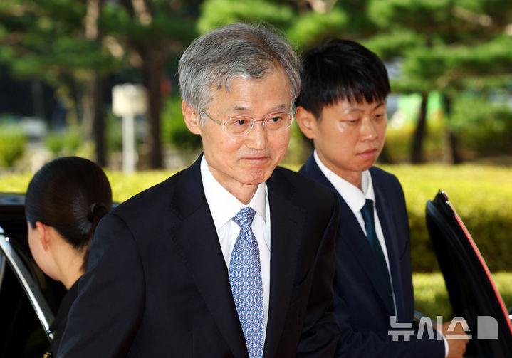[서울=뉴시스] 전신 기자 = 조희대 대법원장이 22일 오전 서울 서초구 대법원 청사로 출근하고 있다. 2026.09.22. photo1006@newsis.com
