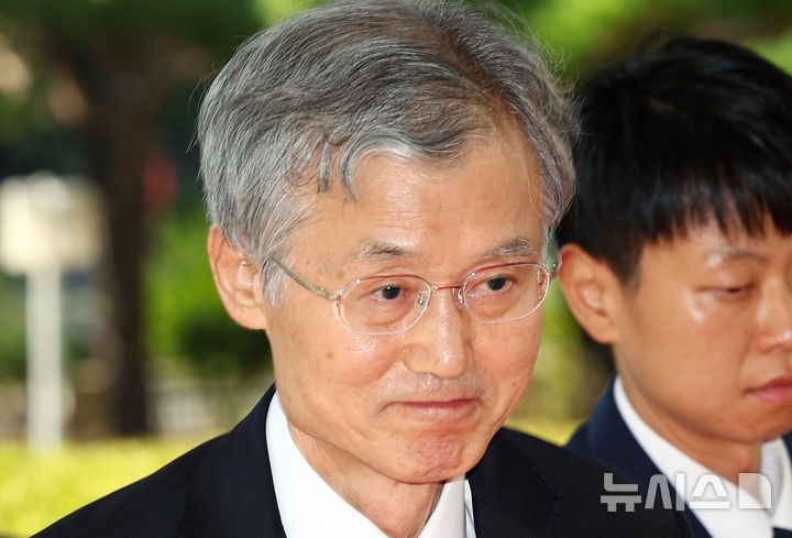 [서울=뉴시스] 전신 기자 = 조희대 대법원장이 22일 오전 서울 서초구 대법원 청사로 출근하고 있다. 2026.09.22. photo1006@newsis.com