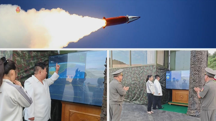 [서울=뉴시스] 북한 조선중앙TV는 지난 20일 새로운 중요 전투무기체계 시험을 진행했다고 22일 보도했다. 이 자리에는 김정은 북한 국무위원장과 딸 김주애가 함께했다. (사진=조선중앙TV 캡처) 2026.09.22. photo@newsis.com *재판매 및 DB 금지