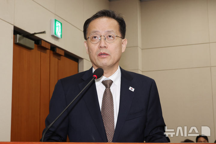 [서울=뉴시스] 최진석 기자 = 이형일 부총리 겸 재정경제부 장관이 22일 여의도 국회에서 열린 제439회 국회(정기회) 재정경제기획위원회 제4차 전체회의에서 대한민국과 미합중국 간 전략적투자의 운영 및 관리를 위한 특별법에 따른 대미투자 사전 보고 관련 비공개 전환에 앞서 인사말을 하고 있다. 2026.09.22. myjs@newsis.com