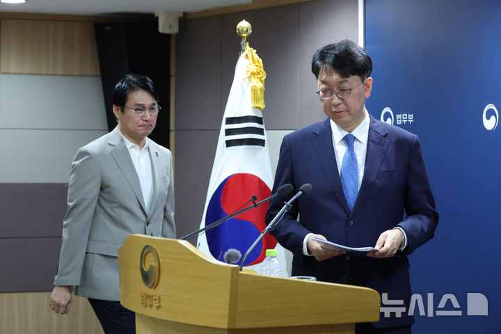 [과천=뉴시스] 고승민 기자 = 이응철 법무부 검찰국장이 22일 경기 과천 정부과천청사 법무부에서 공소청 직제안 관련 브리핑을 하기 위해 연단으로 향하고 있다. 2026.09.22. kkssmm99@newsis.com