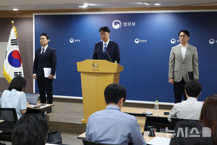 [과천=뉴시스] 고승민 기자 = 이응철 법무부 검찰국장이 22일 경기 과천 정부과천청사 법무부에서 공소청 직제안 관련 브리핑을 하고 있다. 2026.09.22. kkssmm99@newsis.com
