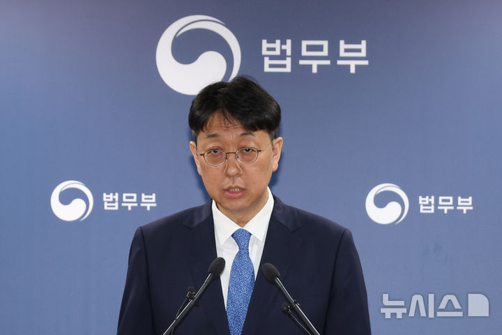 [과천=뉴시스] 고승민 기자 = 이응철 법무부 검찰국장이 22일 경기 과천 정부과천청사 법무부에서 공소청 직제안 관련 브리핑을 하고 있다. 2026.09.22. kkssmm99@newsis.com