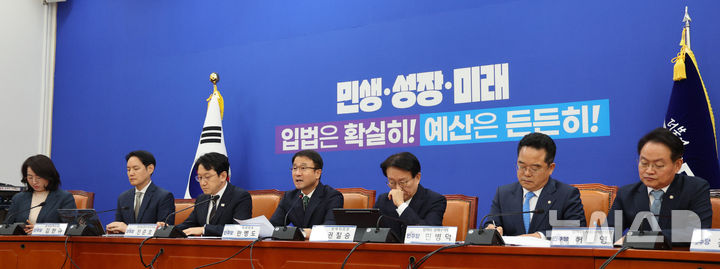 [서울=뉴시스] 고범준 기자 = 한병도 더불어민주당 원내대표가 22일 서울 여의도 국회에서 열린 원내대책회의에서 발언하고 있다. 2026.09.22. bjko@newsis.cocm