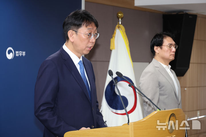 [과천=뉴시스] 고승민 기자 = 이응철 법무부 검찰국장이 22일 경기 과천 정부과천청사 법무부에서 공소청 직제안 관련 브리핑을 하고 있다. 2026.09.22. kkssmm99@newsis.com